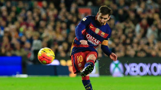 Barcelona's Argentinian forward Lionel Messi kicks the ball during the Spanish league football match FC Barcelona vs Real Betis Balompie at the Camp Nou stadium in Barcelona on December 30, 2015 (AFP Photo/Pau Barrena)