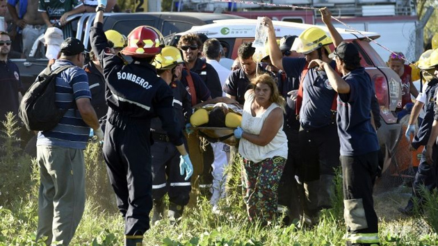 njured spectators are assisted after Chinese driver Guo Meling ran into the crowd during the 11km prologue of the 2016 Dakar Rally, in Buenos Aires, on Jan 2, 2016. (Photo: AFP/Franck Fife)