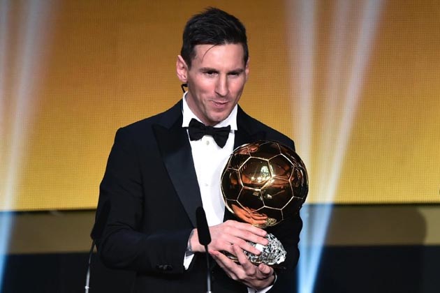 Barcelona and Argentina forward Lionel Messi holds his trophy after receiving the 2015 FIFA Ballon d'Or award for player of the year, in Zurich on January 11, 2016 (AFP Photo/Fabrice Coffrini)