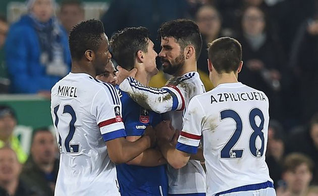 Chelsea striker Diego Costa (2nd right) and Everton midfielder Gareth Barry clash at Goodison Park on March 12, 2016 (AFP Photo/Paul Ellis)