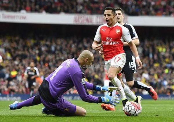 Football Soccer - Arsenal v Watford - Barclays Premier League - Emirates Stadium - 2/4/16. Watford's Heurelho Gomes saves from Arsenal's Alexis Sanchez Reuters/Dylan Martinez/Livepic