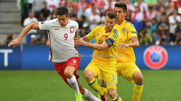 Poland's forward Robert Lewandowski (L) vies with Ukraine's midfielder Ruslan Rotan.PHOTO/Sky Sports.