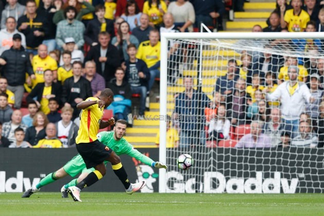 An uncharacteristic error from Manchester United goalkeeper David de Gea gifted Stoke City a point in a 1-1 draw at Old Trafford © AFP/File Adrian DENNIS