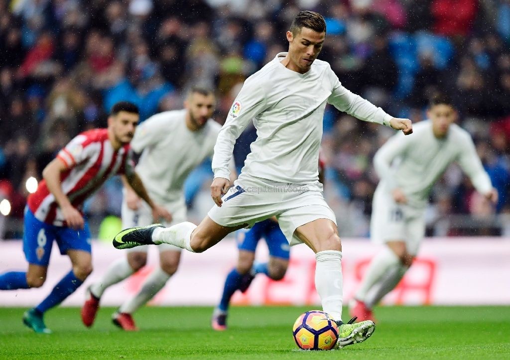 Real Madrid's Portuguese forward Cristiano Ronaldo plays against Real Sporting de Gijon at the Santiago Bernabeu stadium in Madrid on November 26, 2016. PHOTO/AFP.