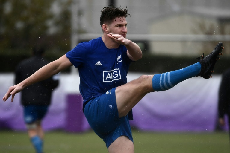 Barrett gets Hurricanes off the mark as Gatland’s Chiefs struggle