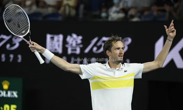 Tsitsipas beats Medvedev to reach French Open semi-finals