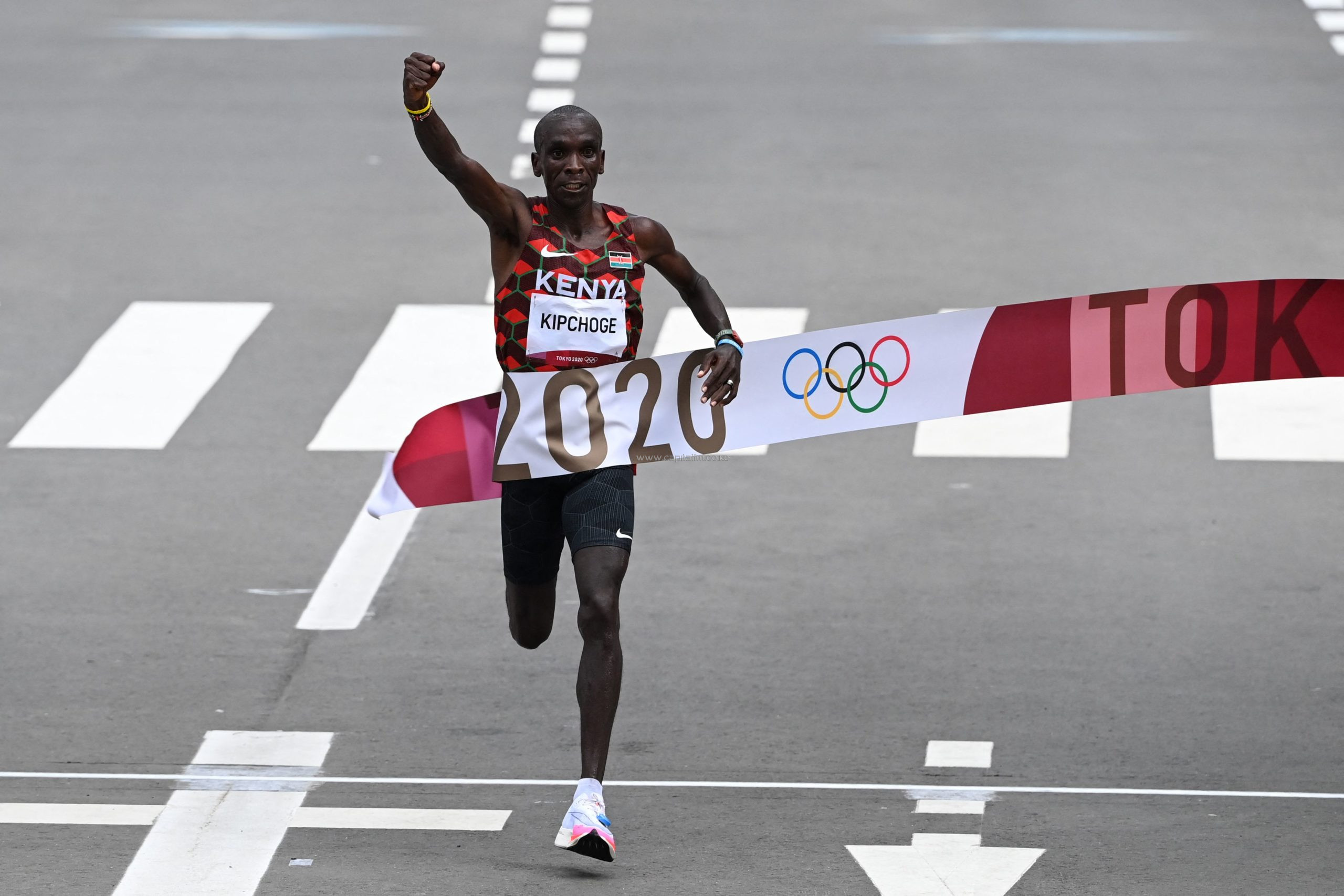 Superb Kipchoge defends Olympic title with authoritative race