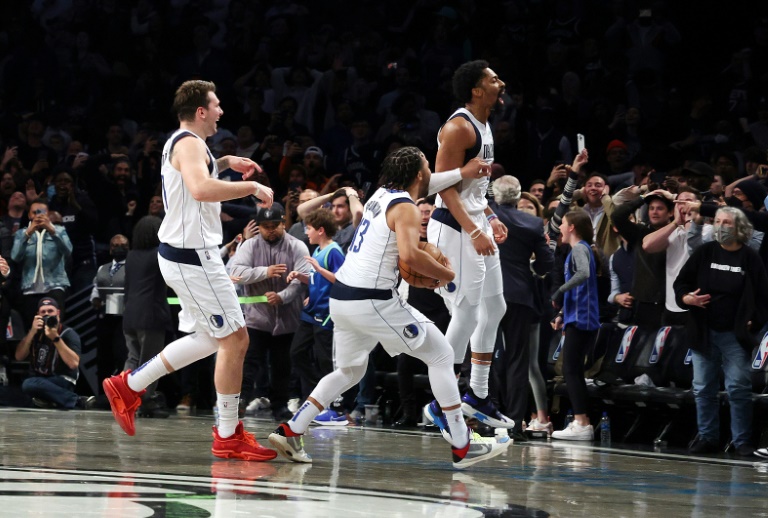 Dinwiddie buzzer-beater as Mavs down Nets