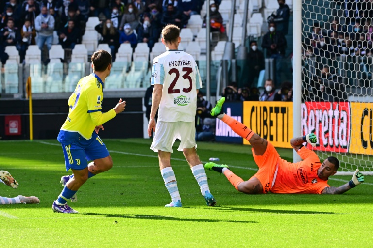 Juve keep pressure on top three, Roma thump Lazio