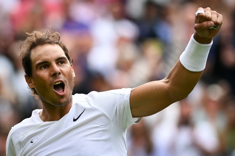 Nadal a Swiatek přežívají kolísavě, aby postoupili ve Wimbledonu