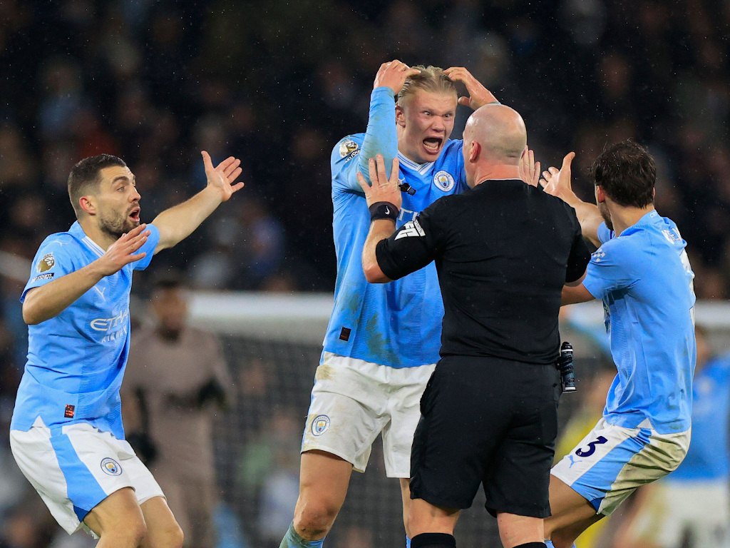 Premier League to adopt &#8216;only the captain&#8217; rule in referees approach