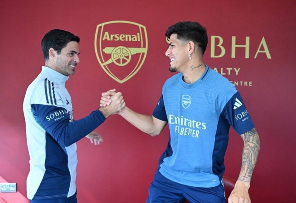 Arsenal sign defender Hincapie from Leverkusen