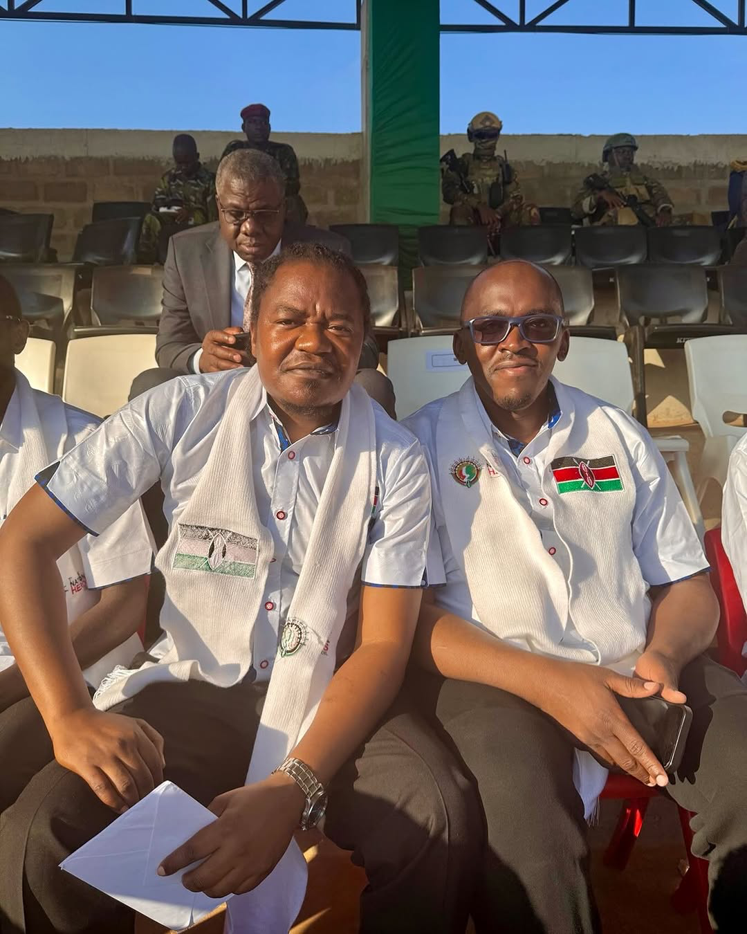 Joja uning taytida keldi